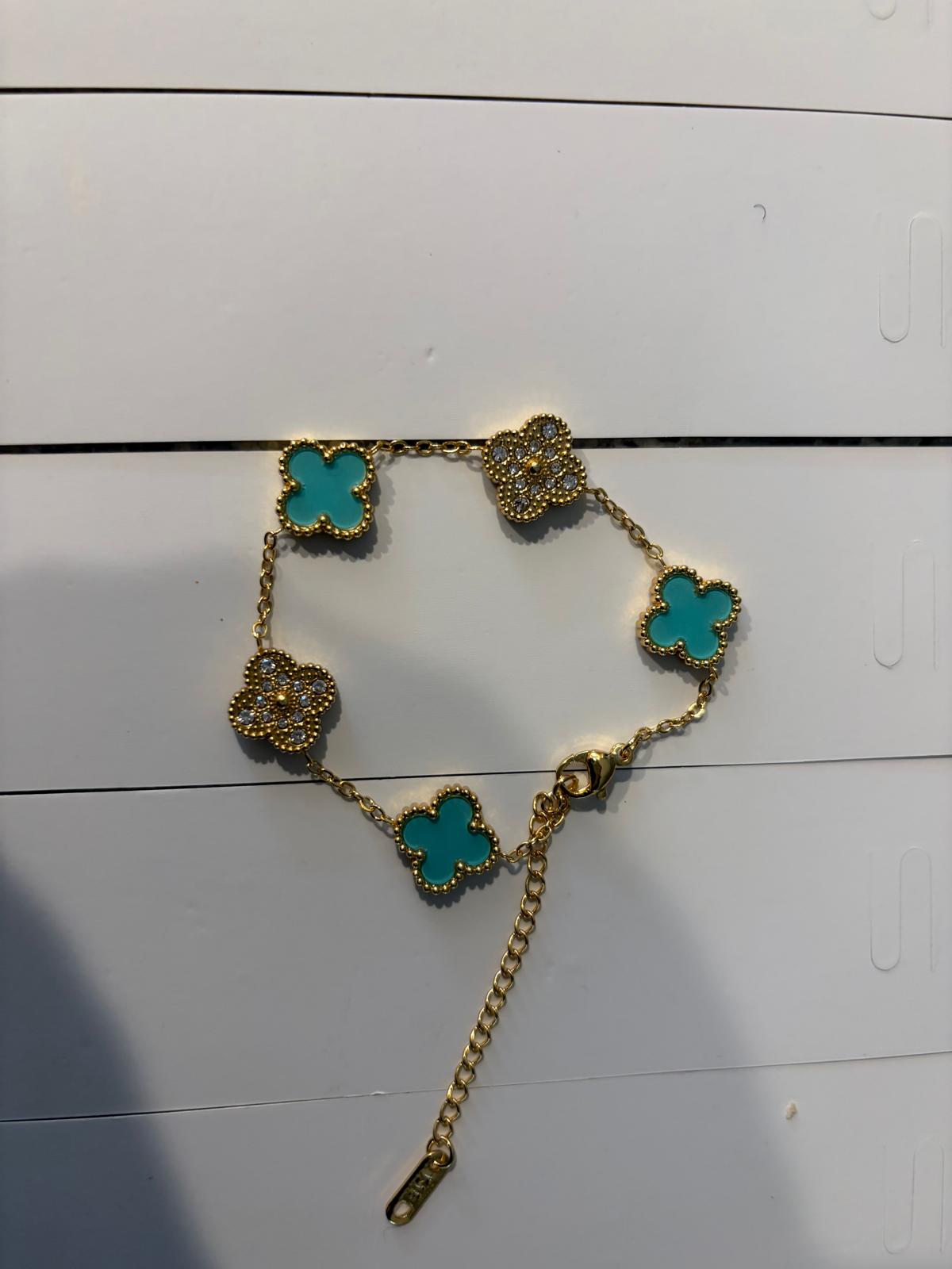 Armband mit vierblättrigem Kleeblatt-Anhänger aus Edelstahl